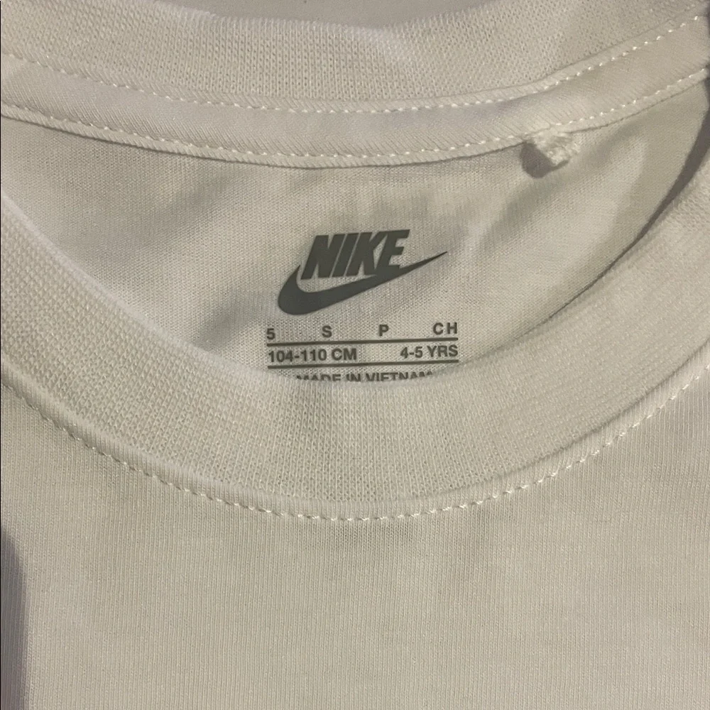 NEW! NIKE 2-PIECE T-SHIRT AND NIKE LOGO SHORTS SET. SIZE 5. BOYS. - Picture 9 of 10